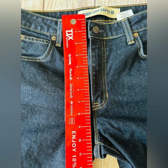 Levi’s Women’s Dark Wash Mid Rise Stretch Boot Cut Denim Capri Jeans Size 12 - Picture 6 of 9